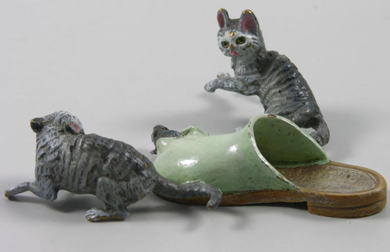   KK zwei Katzen mit Maus im Pantoffel ~1920 Two cats and Mouse  